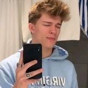 娱乐吃瓜解说博主是谁,揭秘博主背后的故事